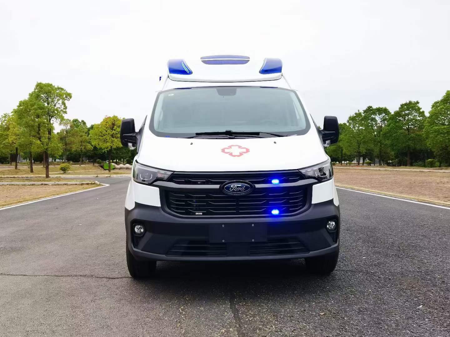 江鈴福特新全順V362轉(zhuǎn)運(yùn)型救護(hù)車