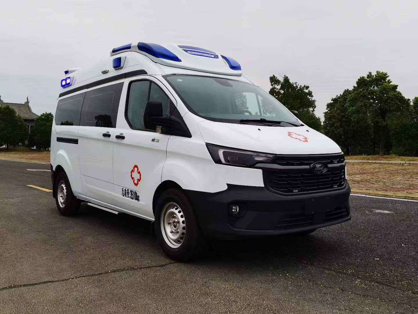 江鈴福特新全順V362轉(zhuǎn)運(yùn)型救護(hù)車