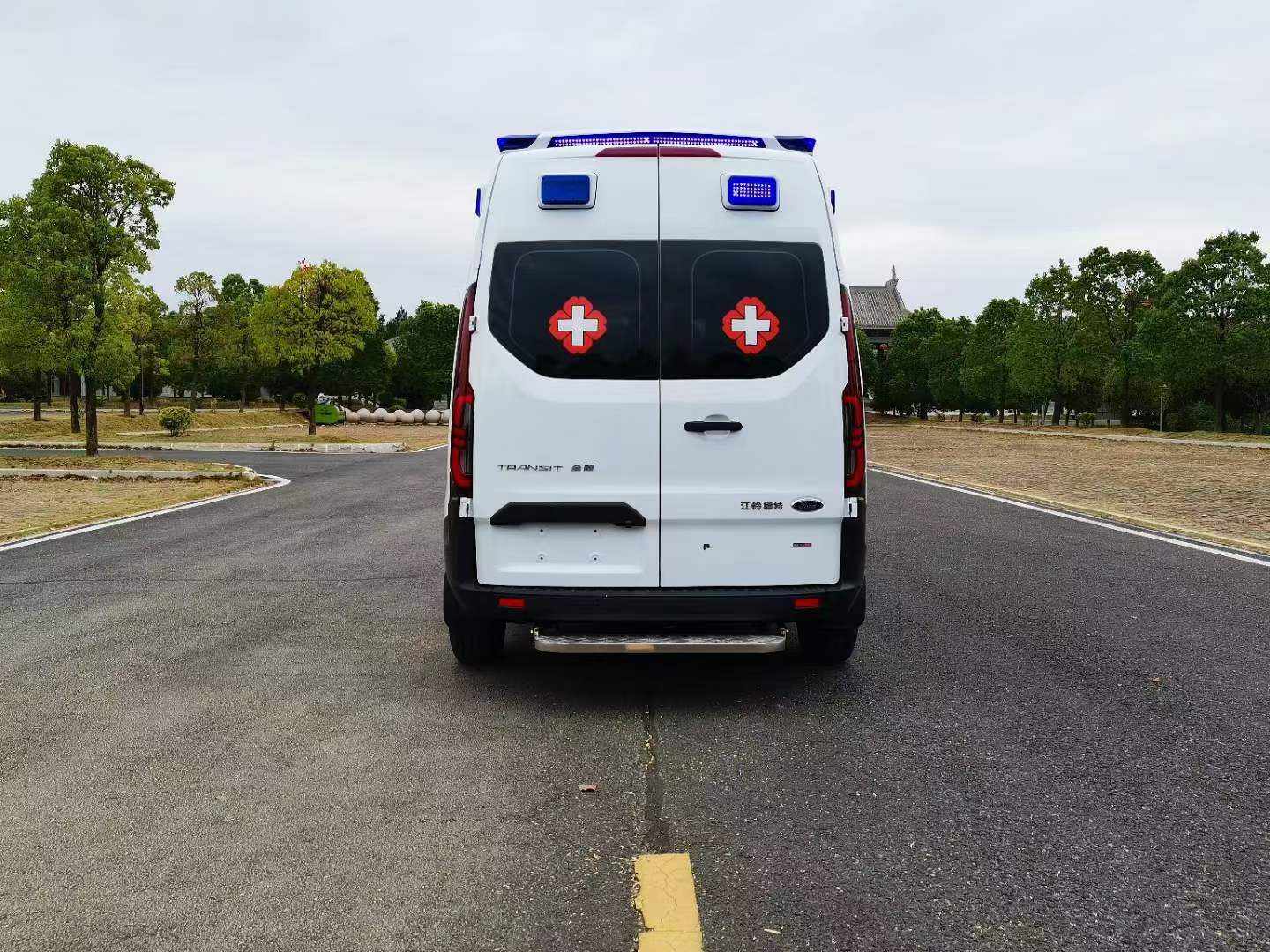江鈴福特新全順V362轉(zhuǎn)運(yùn)型救護(hù)車