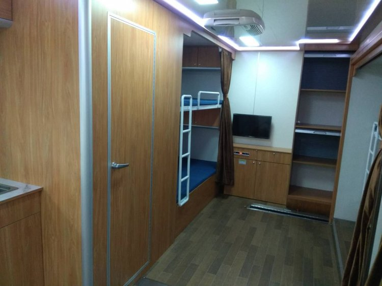 重汽宿營車帶會議桌