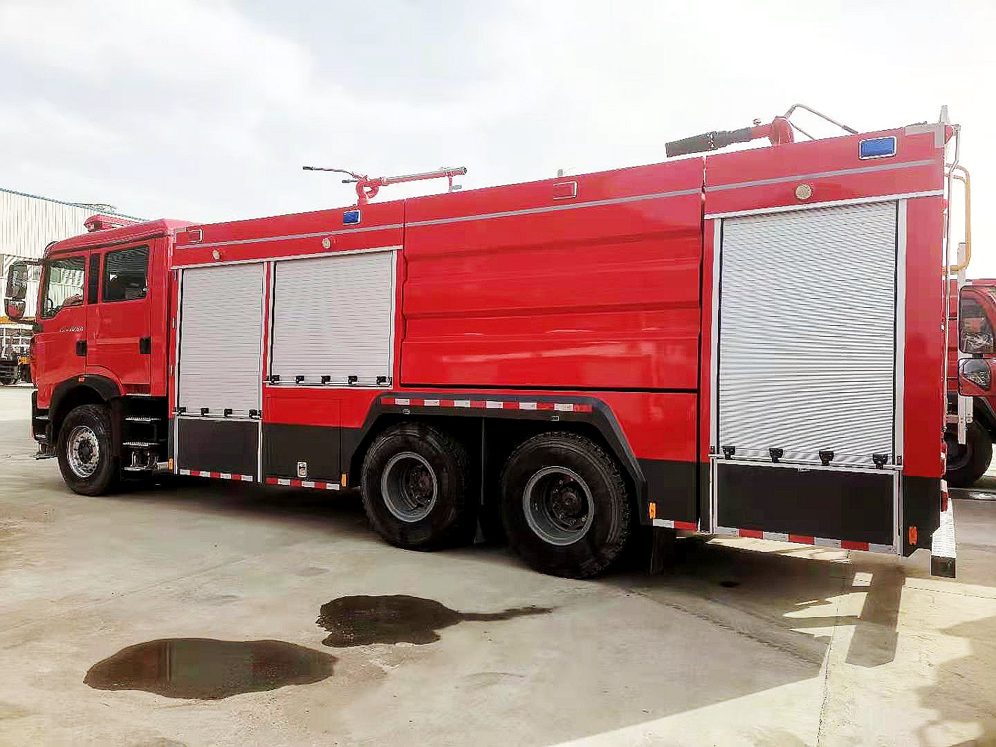 重汽豪沃11噸干粉泡沫聯用消防車