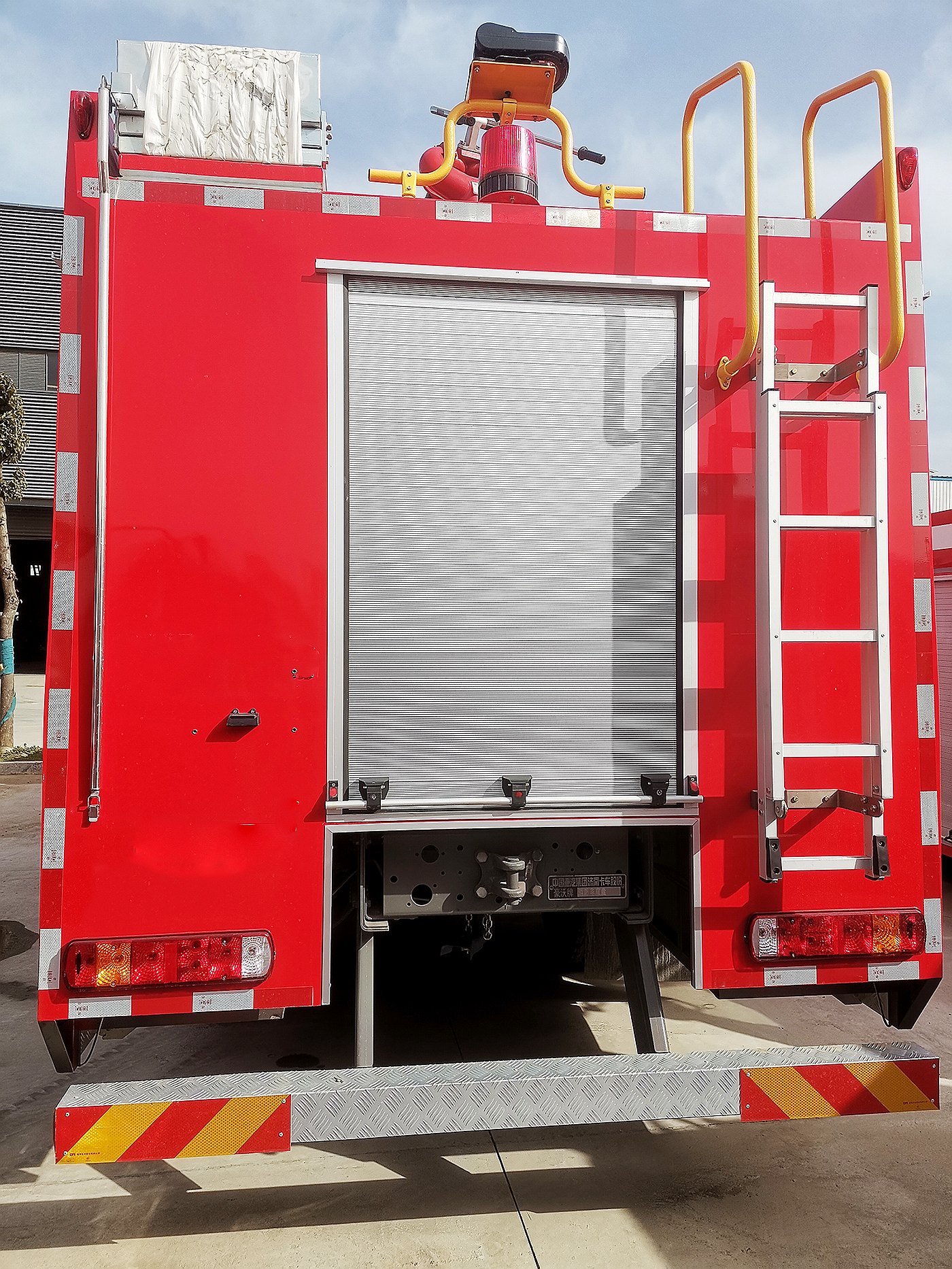 重汽豪沃11噸干粉泡沫聯用消防車