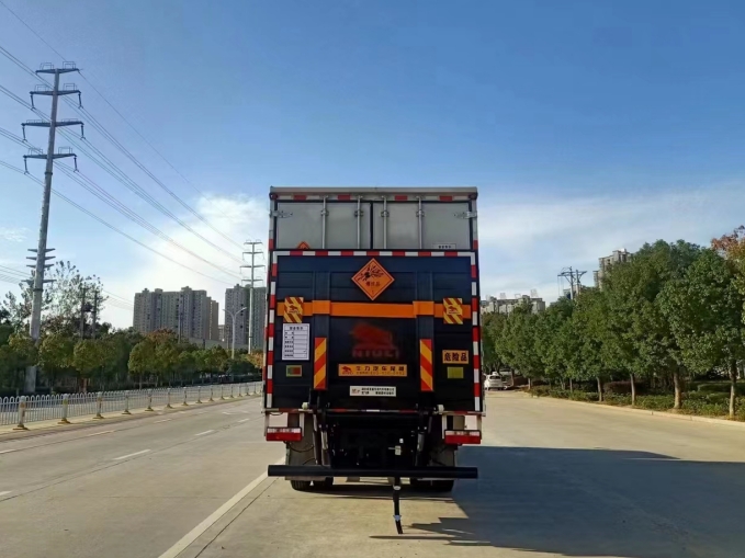 東風6.8米D9爆破器材運輸車