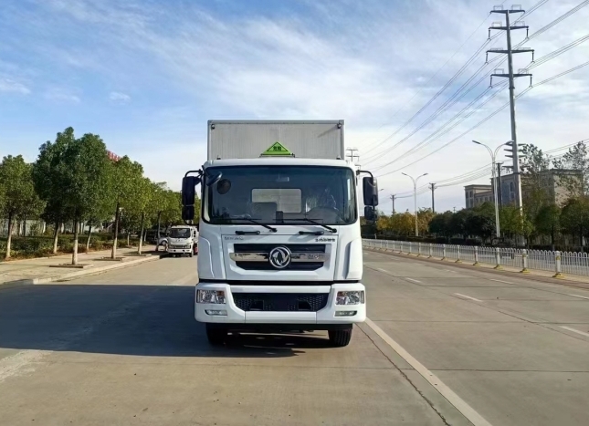 東風6.8米D9爆破器材運輸車