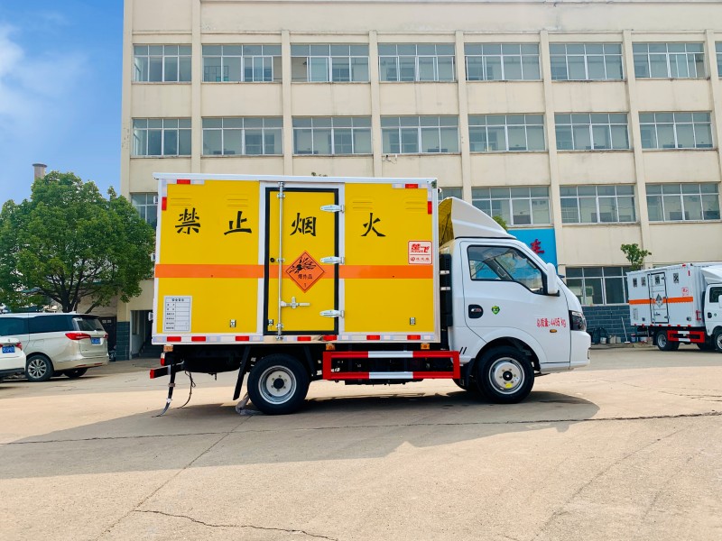 東風途逸3.5米爆破器材運輸車