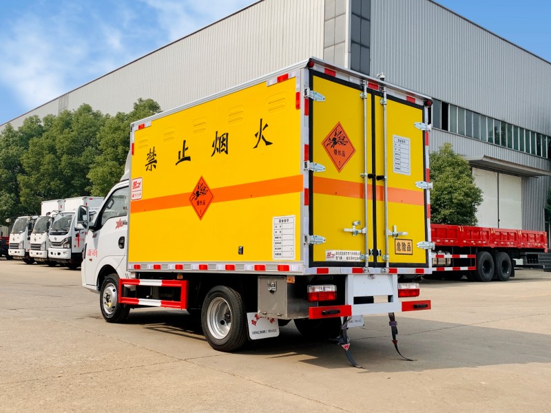 東風途逸3.5米爆破器材運輸車