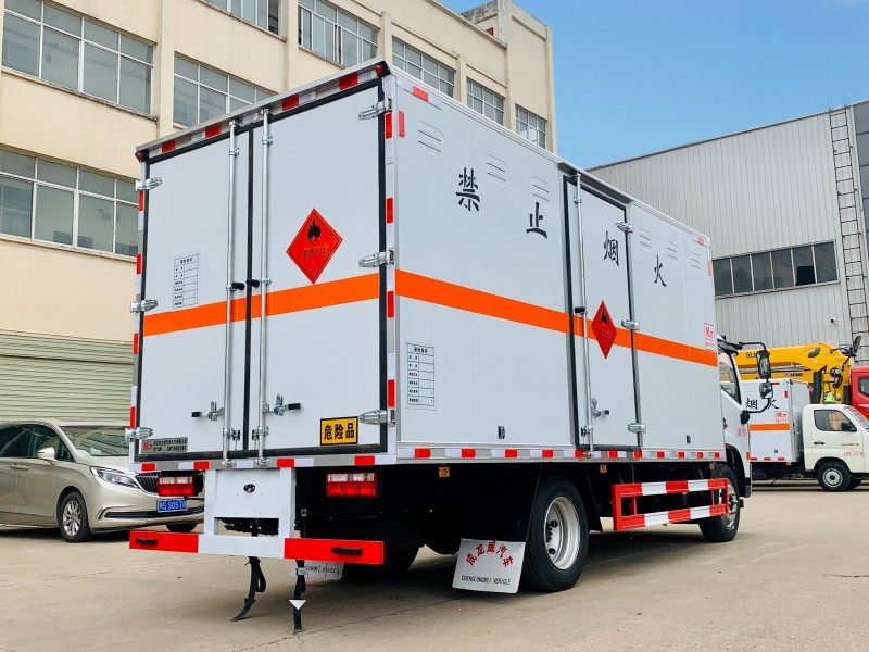 東風多利卡5.2米爆破器材運輸車