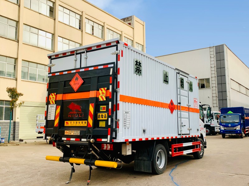 東風柳汽5.2米易燃氣體廂式運輸車