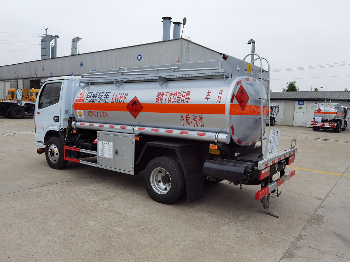 東風(fēng)多利卡5噸油罐車