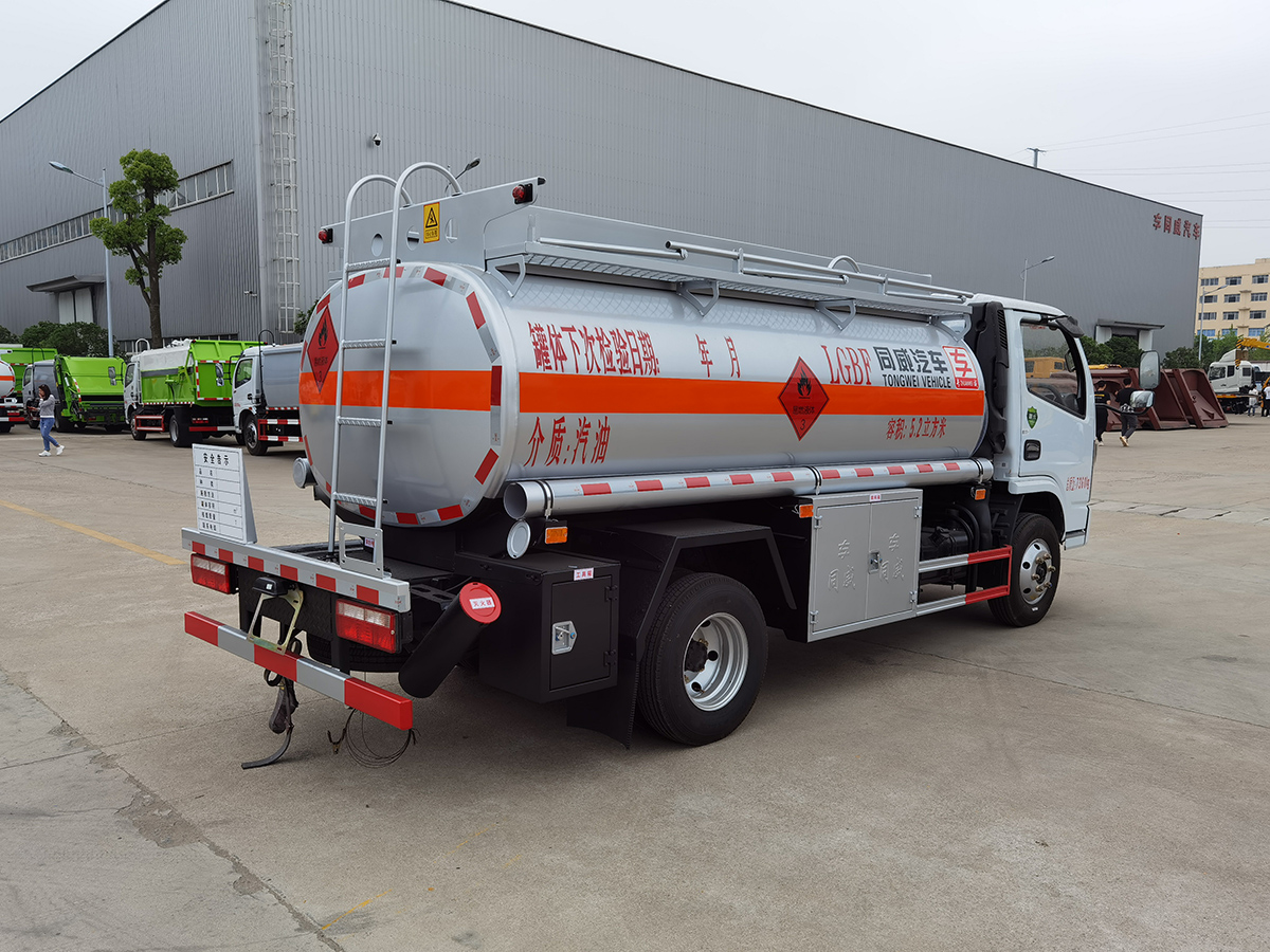 東風(fēng)多利卡5噸油罐車