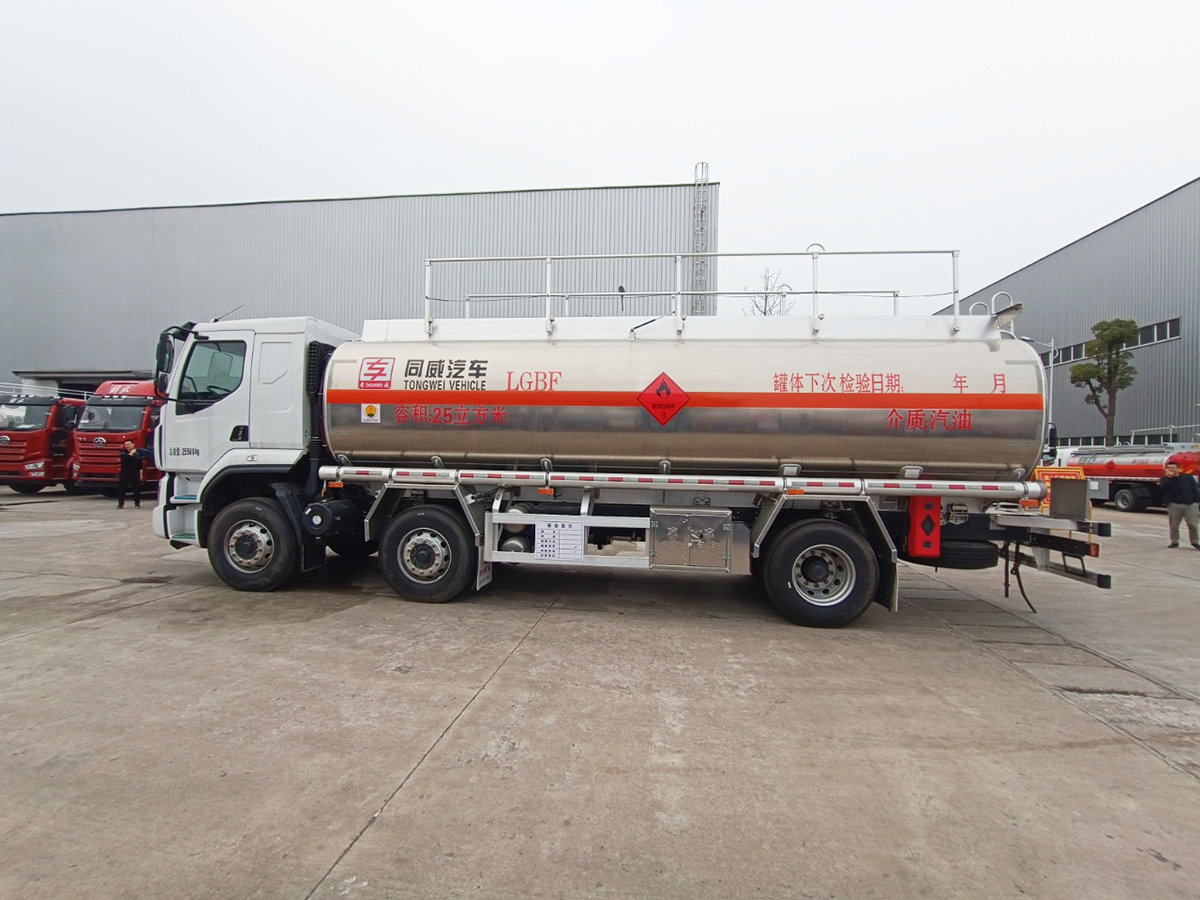 柳汽乘龍H5小三軸15噸鋁合金油罐車