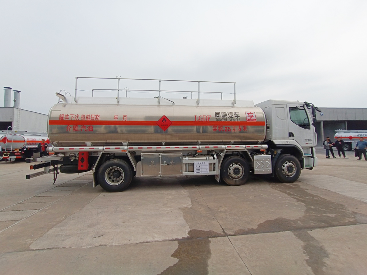 柳汽乘龍H5小三軸15噸鋁合金油罐車