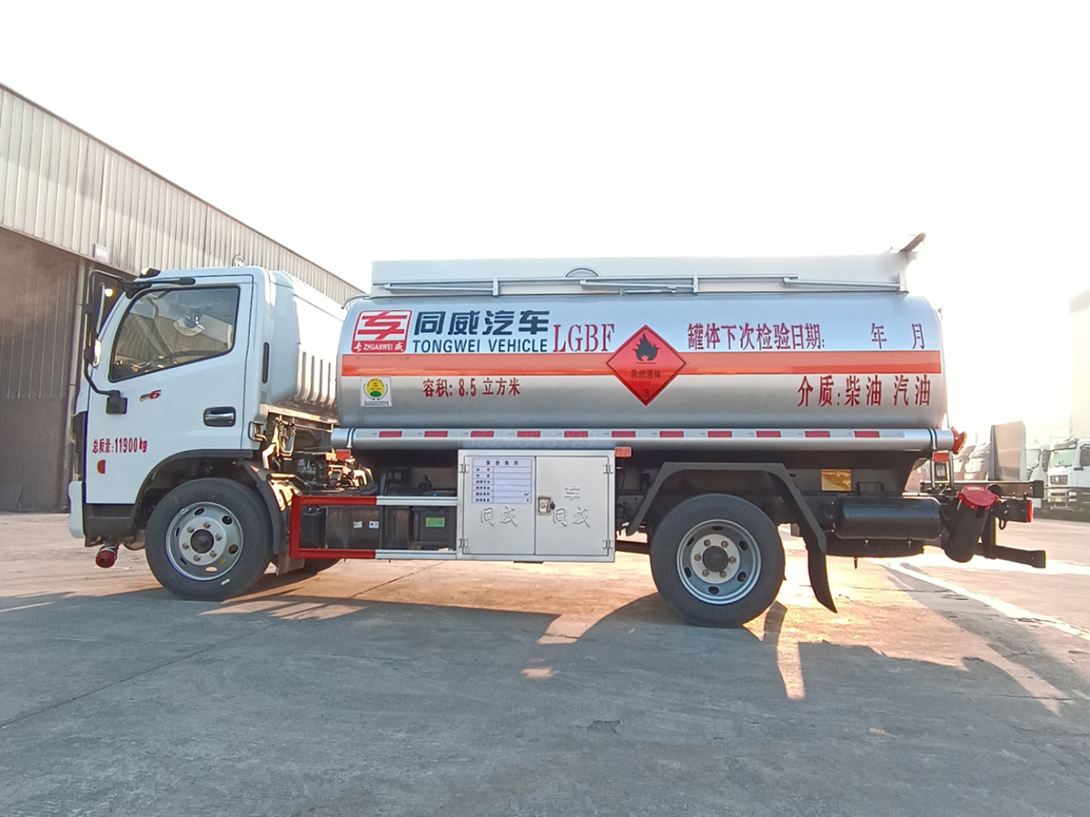 東風福瑞卡8噸油罐車