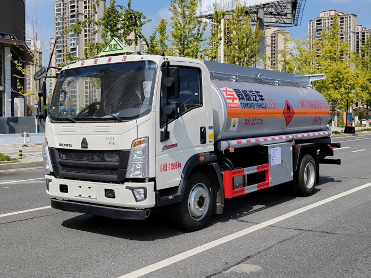 重汽豪沃8噸油罐車