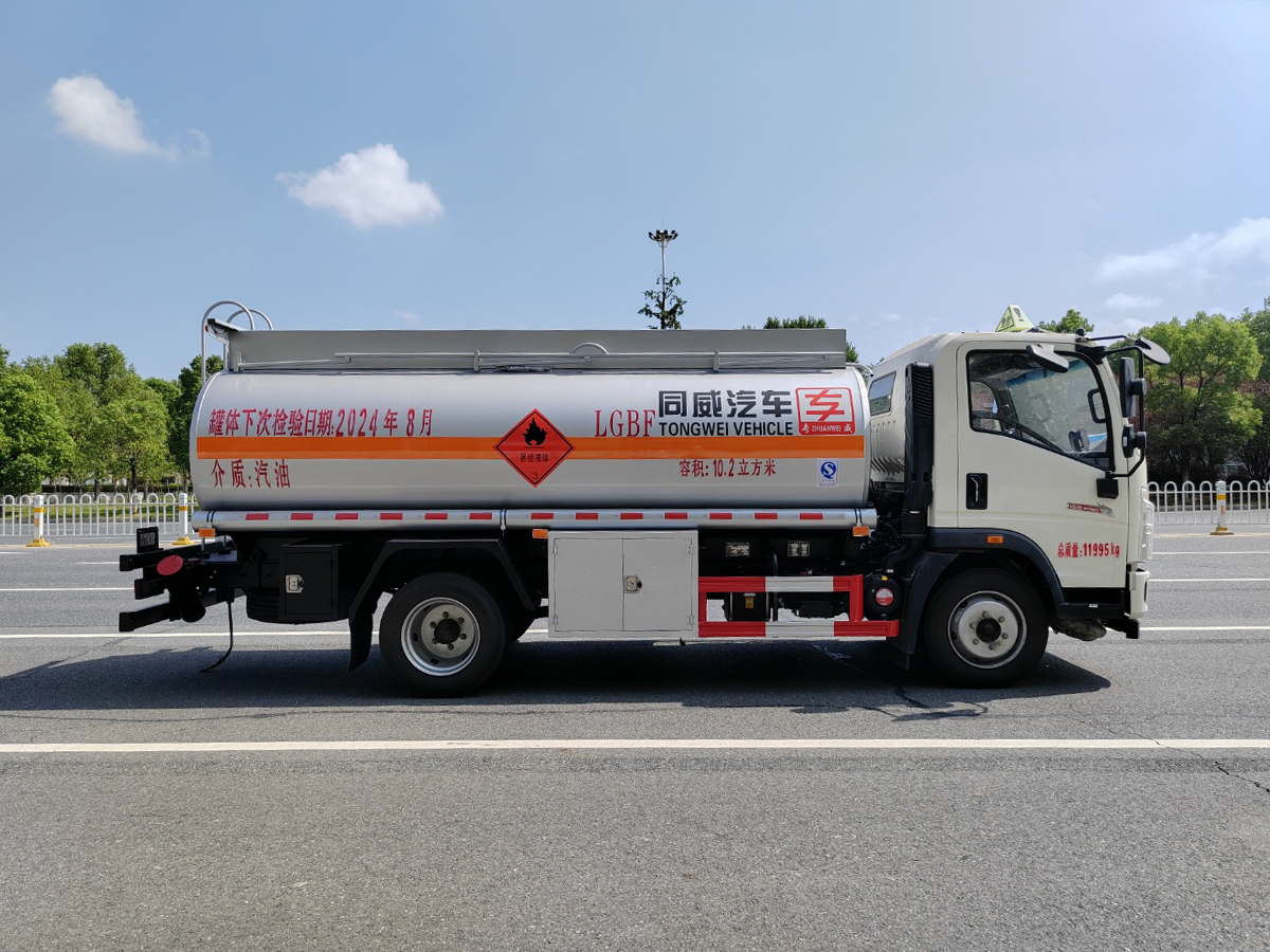 重汽豪沃8噸油罐車