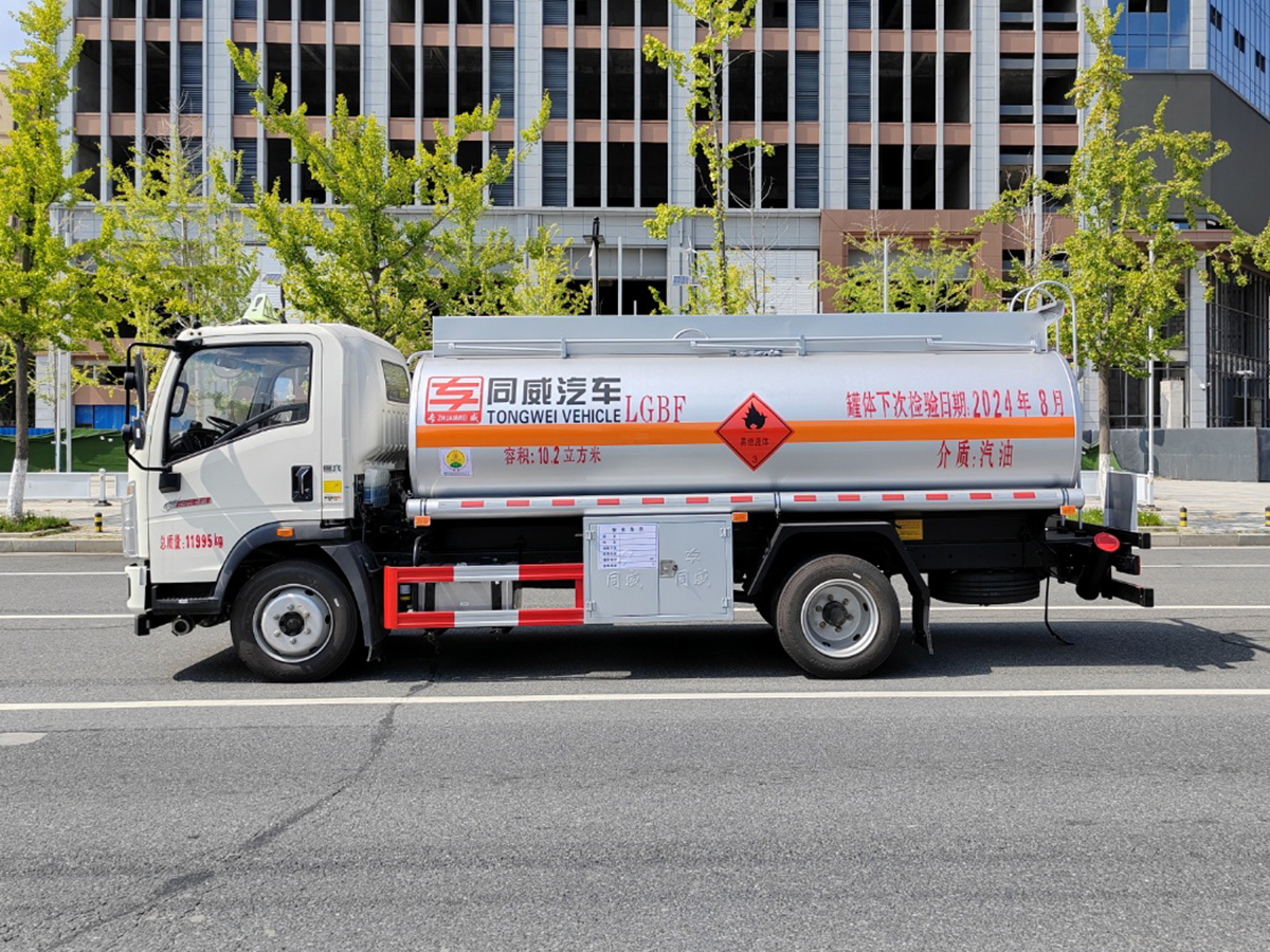 重汽豪沃8噸油罐車