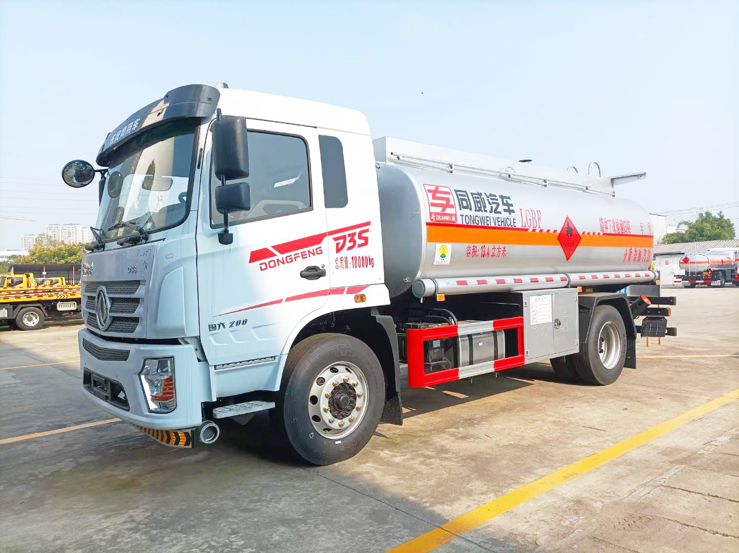 東風專底D3S 10噸油罐車