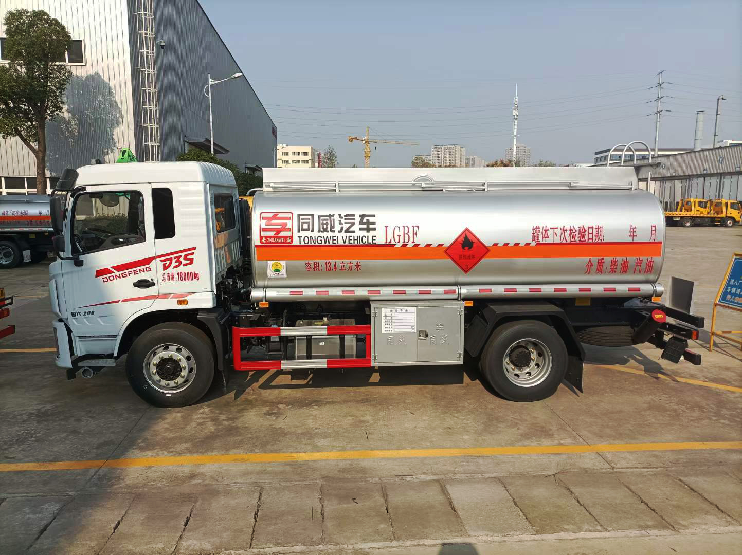 東風專底D3S 10噸油罐車
