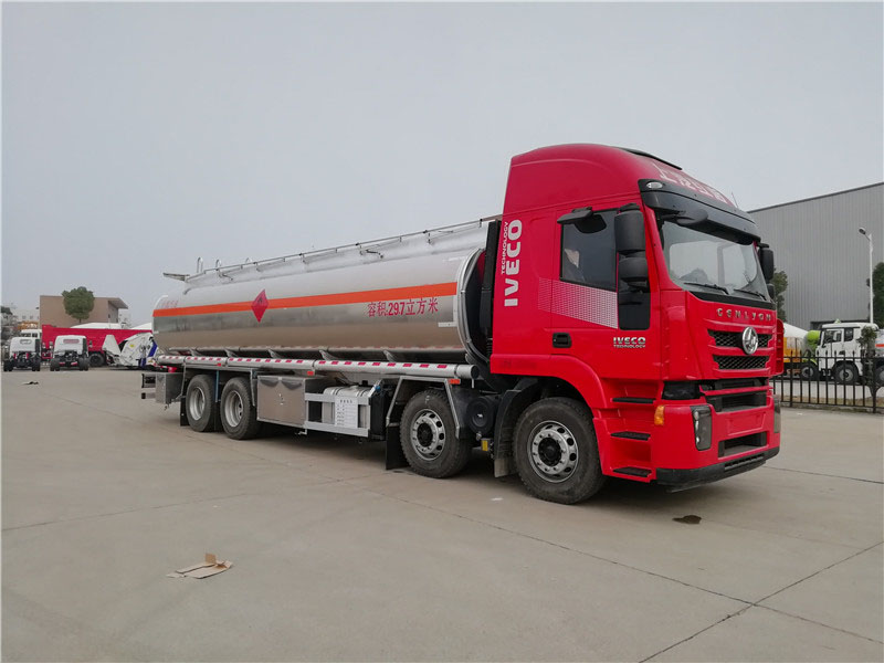 上汽紅巖29.7方前四后八鋁合金運油車,20噸運油車