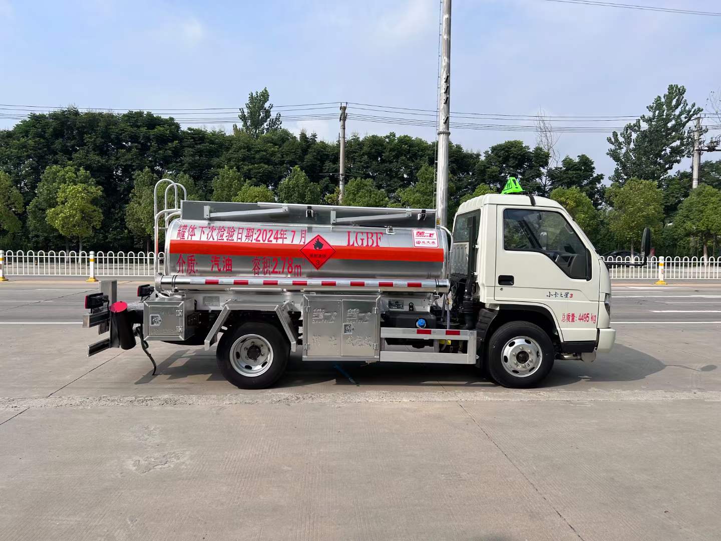 福田小卡之星2噸鋁合金油罐車