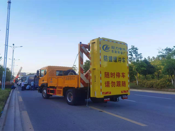 東風多利卡D9防撞緩沖車