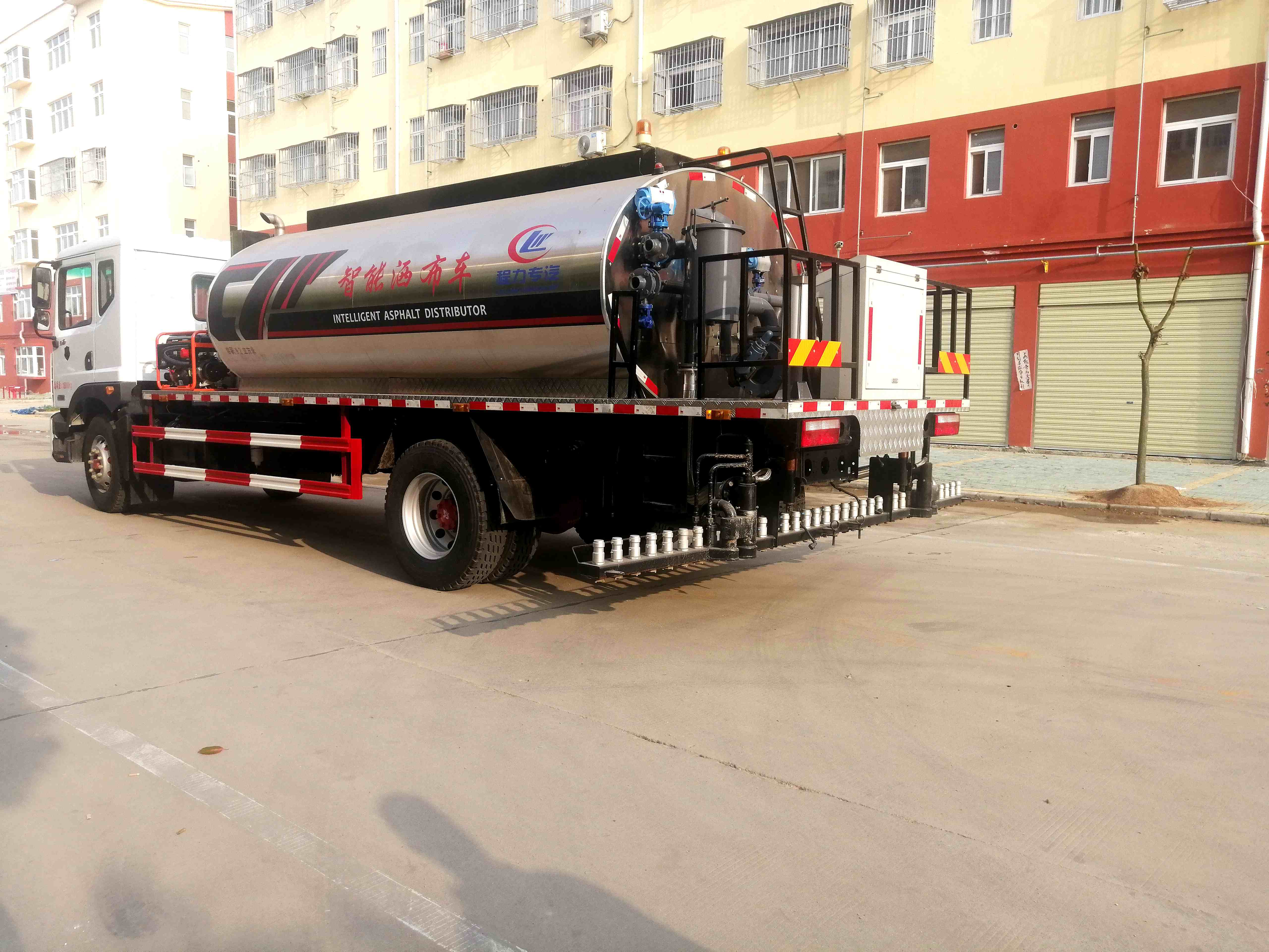 (國六)凱馬5立方乳化瀝青灑布